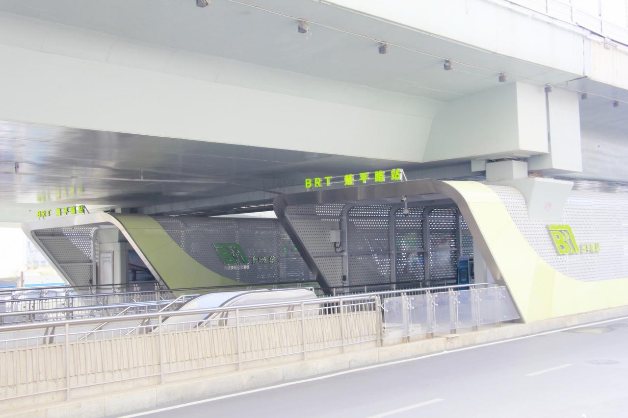Line 2 Apartment Wuhan Buitenkant foto
